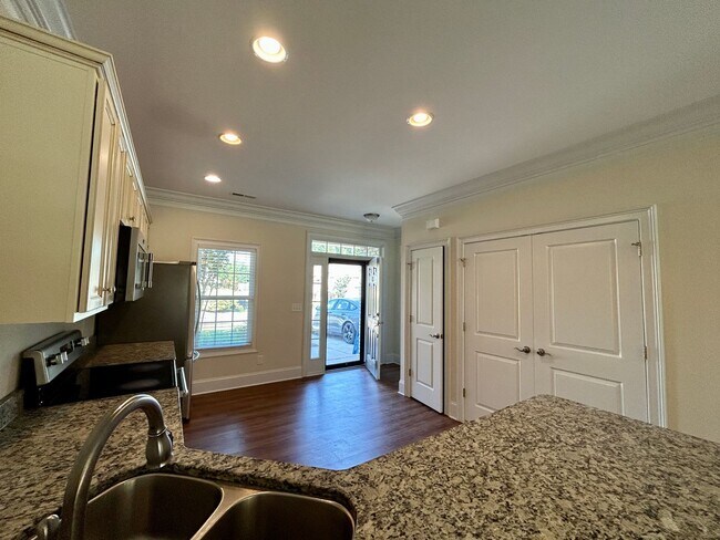 Building Photo - 3BR/2.5BA Townhome W/Loft in Pisgah Forest