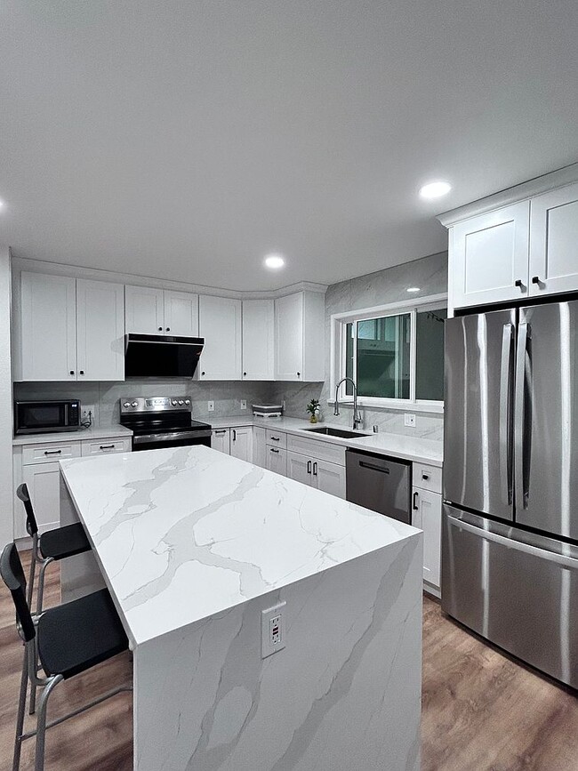 Building Photo - 635 River View Dr