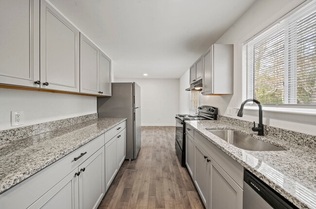Building Photo - Creek Wood Townhomes