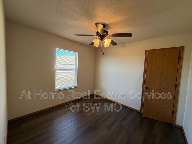 Building Photo - 1018 N Oxford Dr