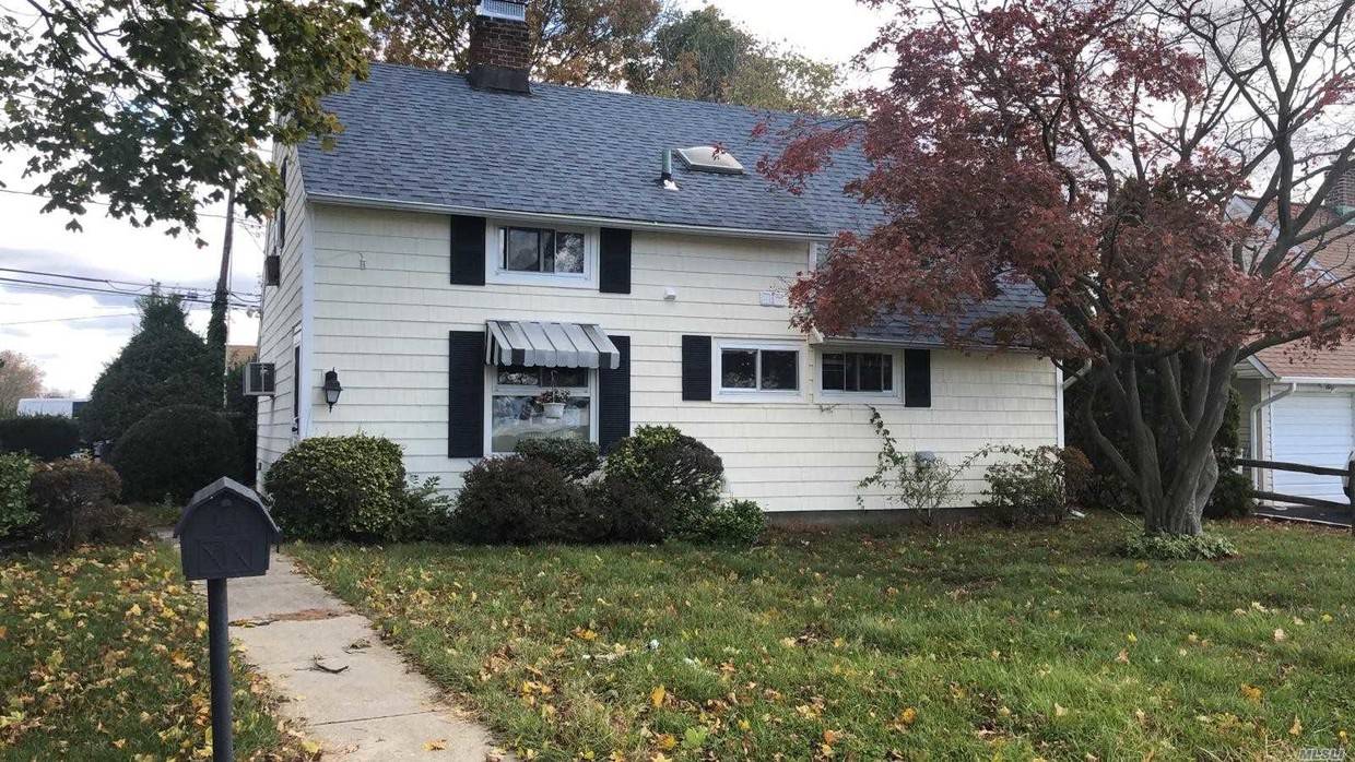Primary Photo - 1 Wheelwright Ln