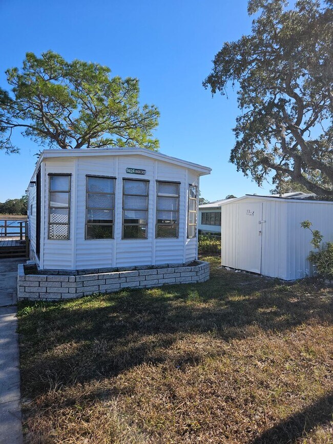 Building Photo - 1/1 Manufactured Lake Front home located i...