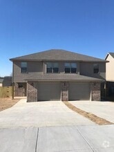 Building Photo - 604 SW Loudon Dr