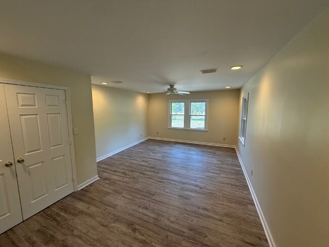 Building Photo - Nice 5 bedroom , 3 bath home located in Mobile.  $75 per applicant