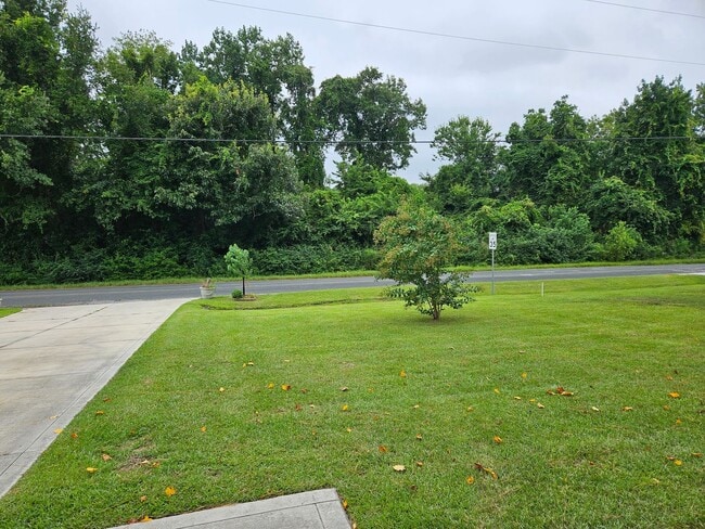 Building Photo - Charming 3-bedroom, 2-bathroom unfurnished...