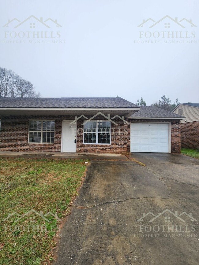 Building Photo - 2 Bedroom Duplex off Hwy 29 S