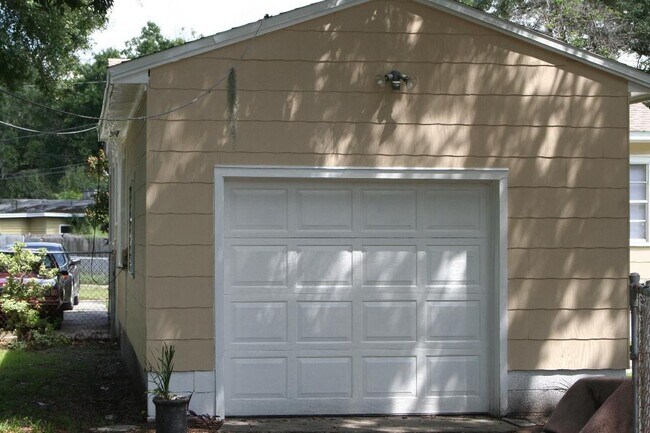 Foto del edificio - Three Bedroom One Bathroom House