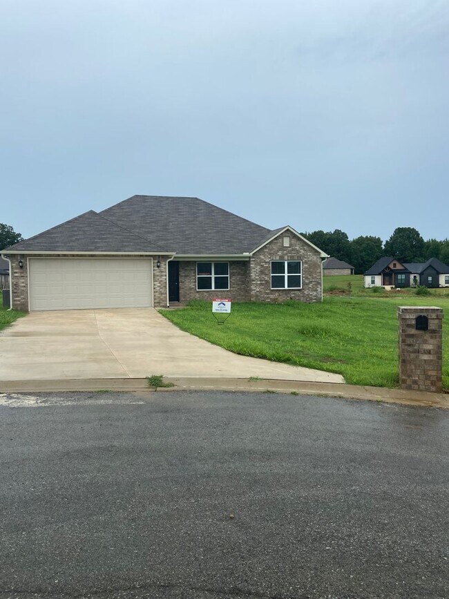 Foto del edificio - *PRE-LEASING* Three Bedroom | Two Bath Hom...