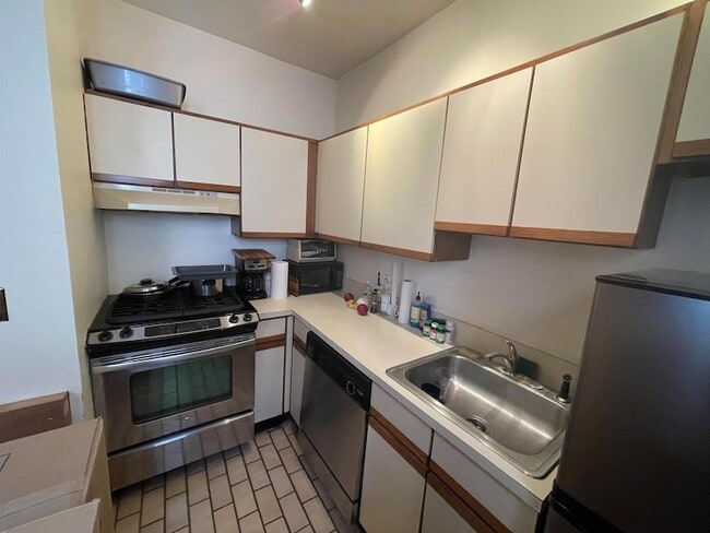 Building Photo - 711 Willow Ave