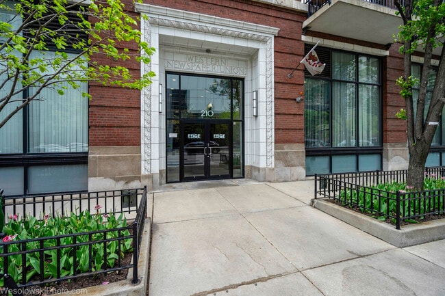 Building Photo - 210 S Desplaines St