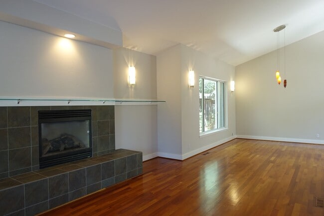 Building Photo - GREAT North Los Altos Home, large rooms, v...
