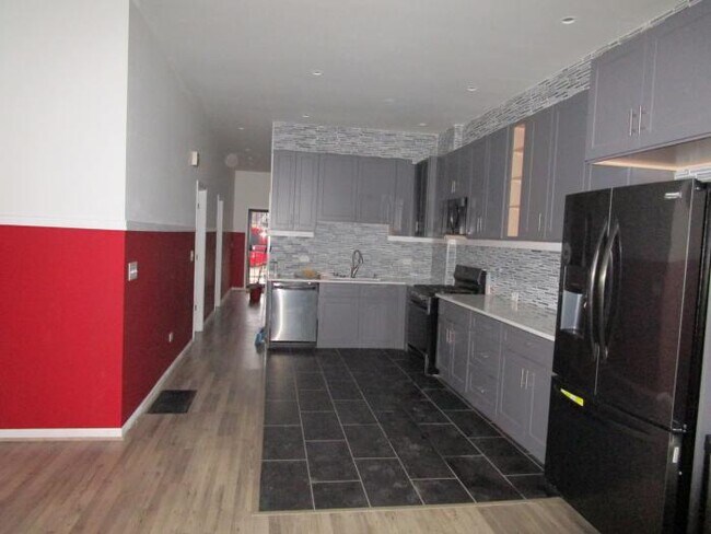 Building Photo - 3 bedroom in Chicago IL 60628