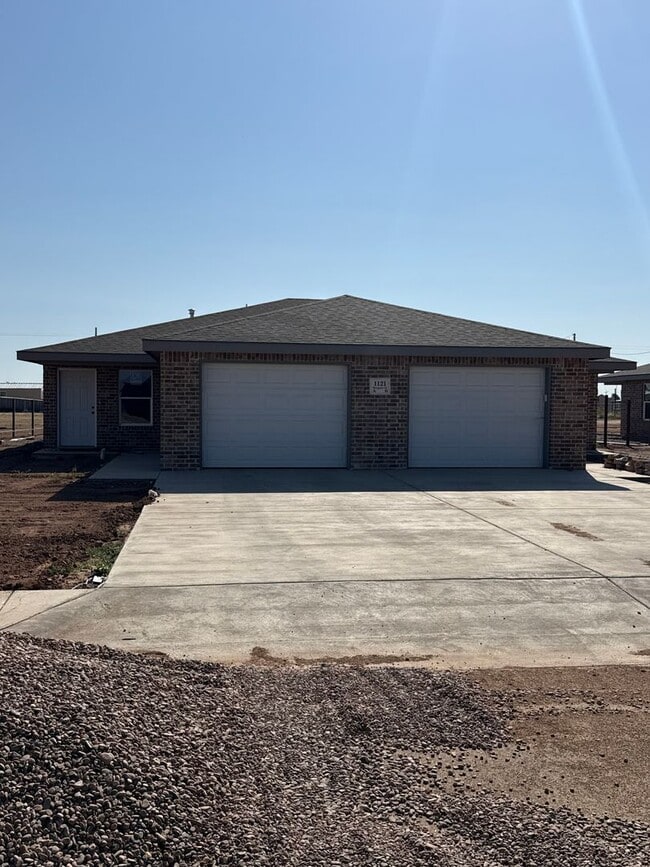 Building Photo - 1121 Mesquite