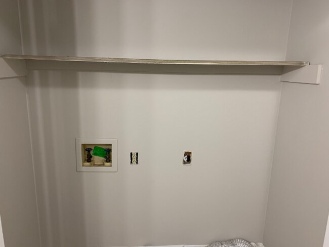 Foto del edificio - MOVE IN READY!