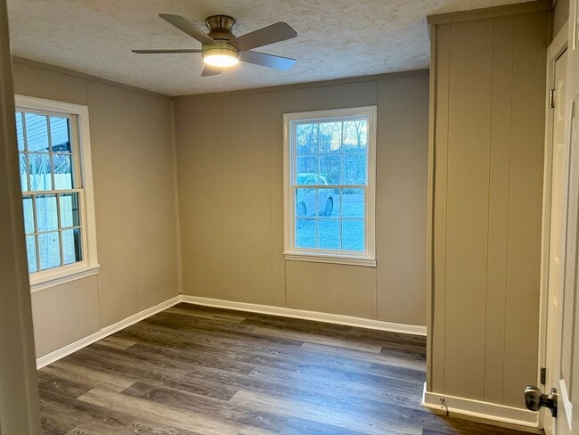 Building Photo - Cute 2 bedroom/ 1 bath Madison w/ Bonus Room