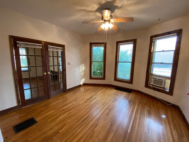 Foto del edificio - 2334 Indianola Ave