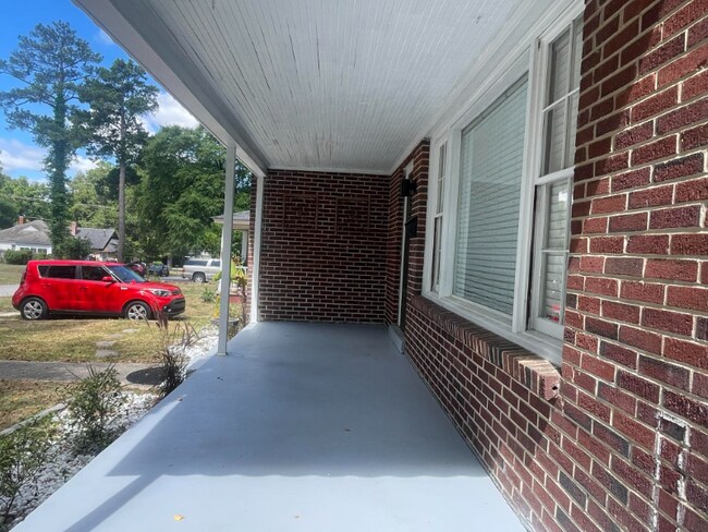 Building Photo - 711 Hillcrest Ave