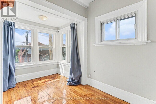 Photo du bâtiment - 1071 Gladstone Ave