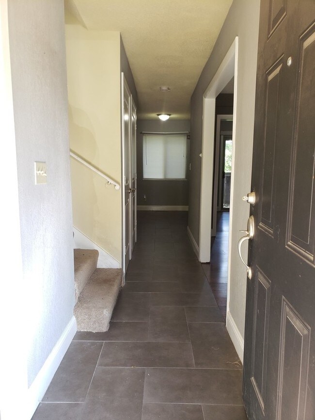 Building Photo - Spacious South KC Townhome-Showing NOW!!