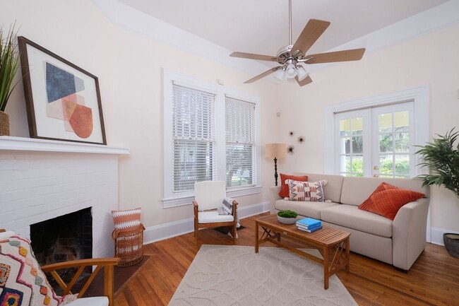 Building Photo - Historic Downtown 2BR with wood floors and...