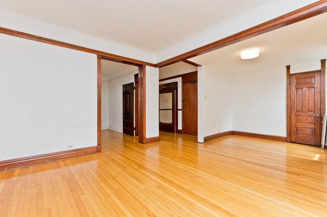 Building Photo - 5341 N Kenmore Ave