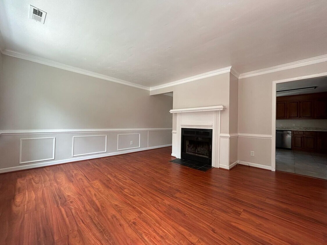 Foto del edificio - 3-Bedroom Townhome with Spacious Backyard ...