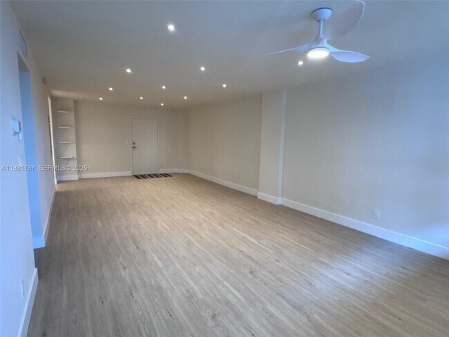 Foto del edificio - 90 Edgewater Dr