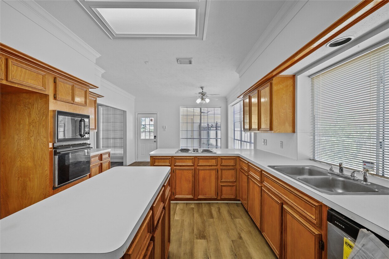 Foto del edificio - 5803 Ancient Oaks Dr