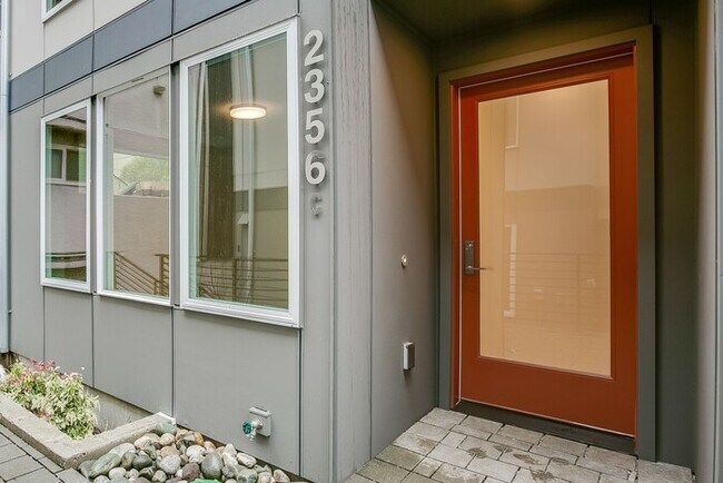 Foto del edificio - ULTRA-MODERN Townhome w/AC and Views in th...