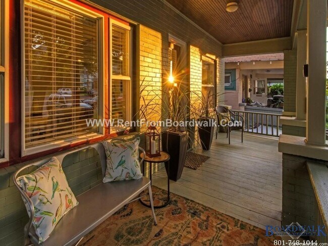 Foto del edificio - Charming Downtown 5 Bed Home Close to Uni!