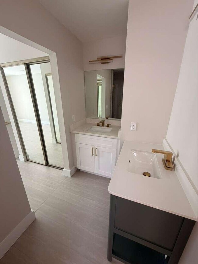 Foto del edificio - 5866 SE Mitzi Ln