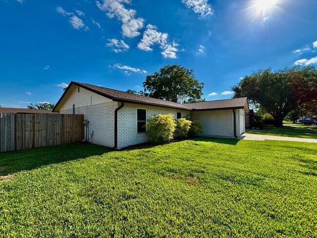 Building Photo - Desirable Grove Park Home 3/2 for Under $1,900.00!!
