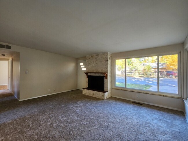 Foto del edificio - 1609 Crestmore Pl