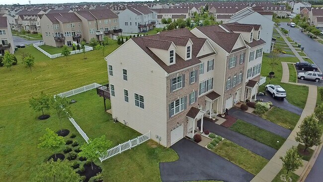 Building Photo - Village of Bayberry North - 3 bedroom end ...
