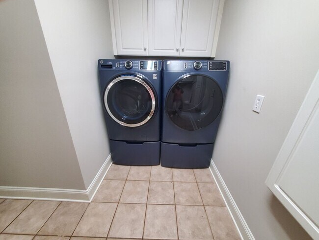 Foto del edificio - COMING SOON! Executive 4BR Home Featuring 4.5 Baths & Walk-In Closets