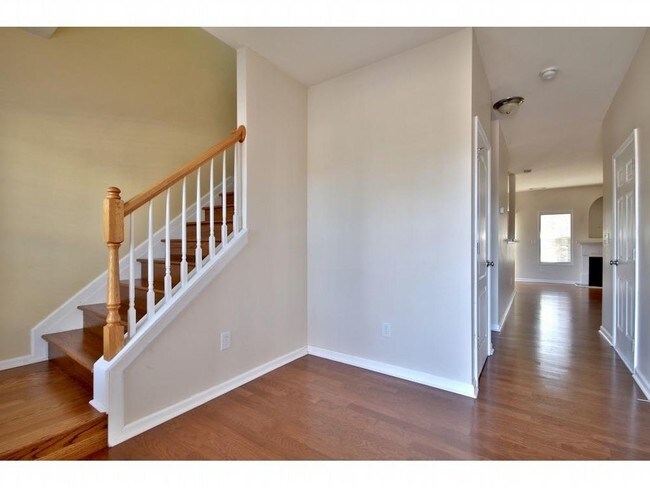 Foto del edificio - Beautiful Open Floor Plan Townhome in Buford