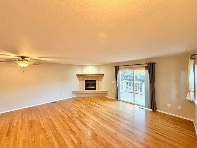 Building Photo - End- unit townhome on Hamlet!