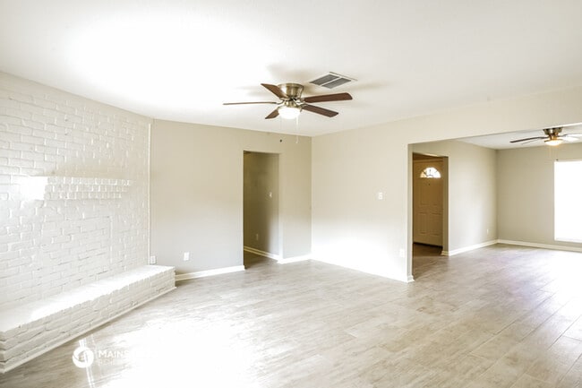 Building Photo - 2657 S Woodloch St