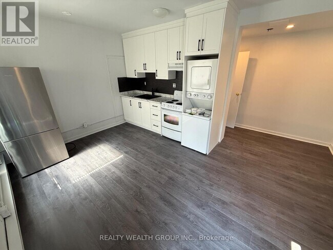 Photo du bâtiment - 185 Eglinton Ave W