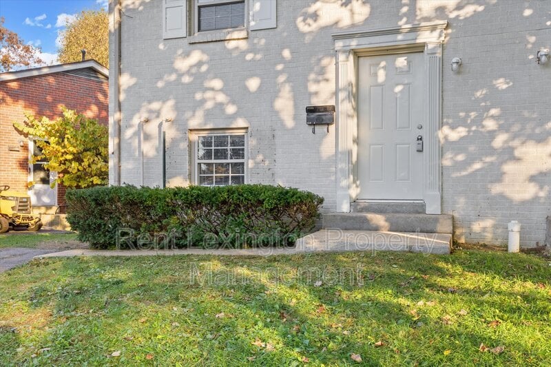 Primary Photo - 1916 Kingtree Ct