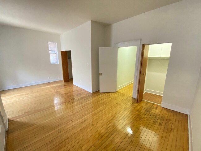 Building Photo - 3915 N Pine Grove Ave