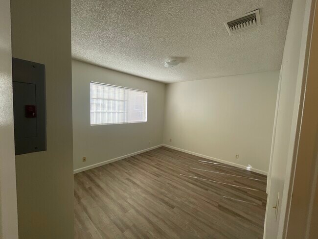 Foto del edificio - 215 W Lemon Ave