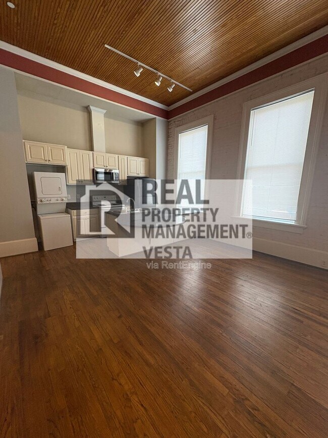 Building Photo - 470 Poplar St