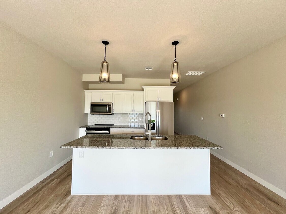 Foto principal - Modern Townhome with STUNNING Views in Wes...
