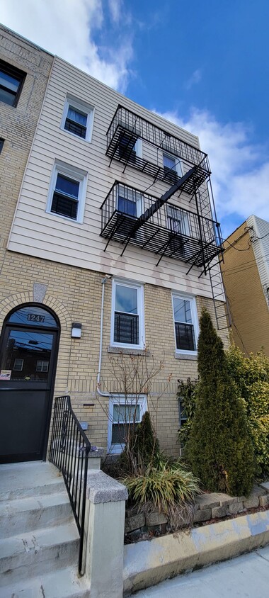 Foto principal - 1247 Bradford Ave