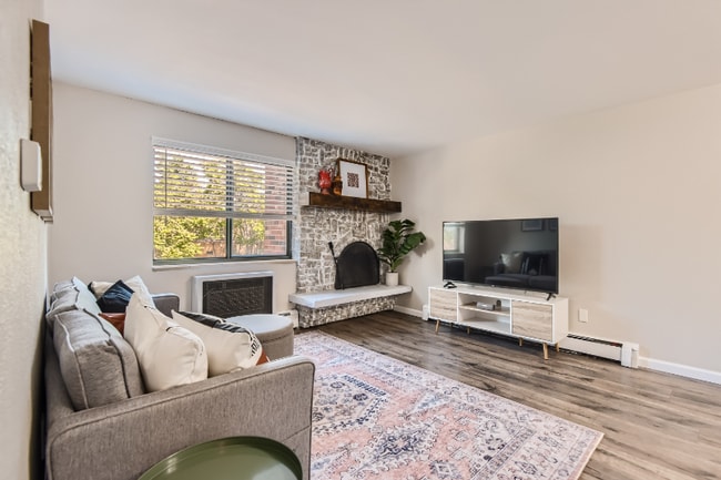 Building Photo - 1008 Corona St