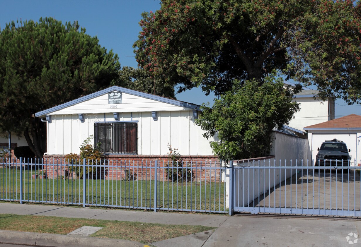 Building Photo - 15001 Chadron Ave