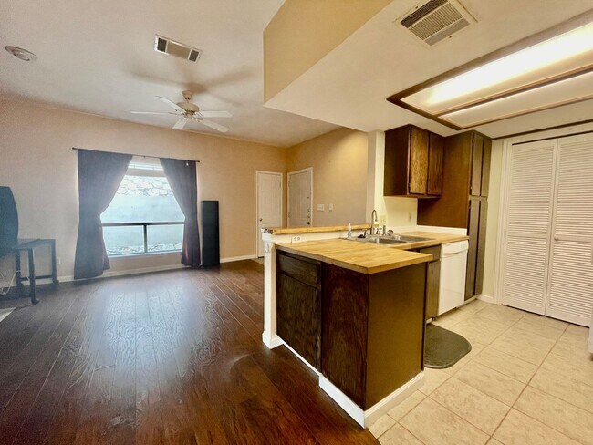 Foto del edificio - Centrally Located Condo - 2 Bedroom and 2 ...