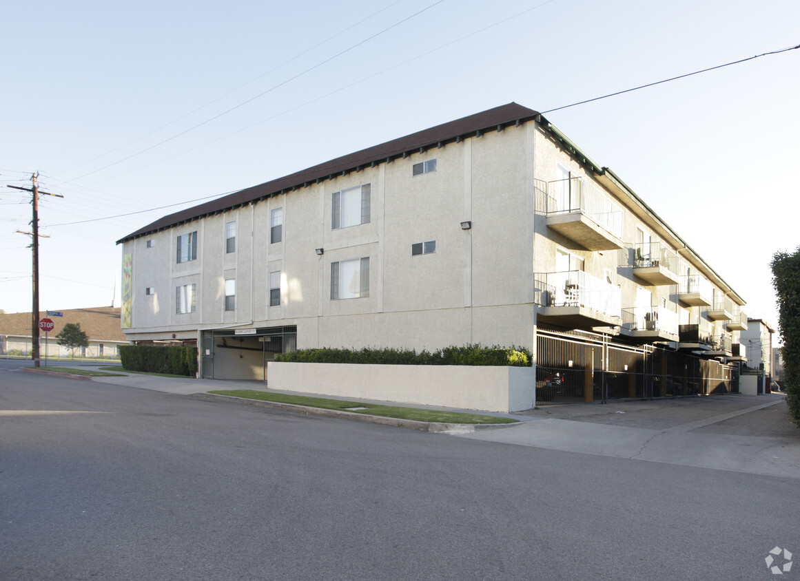 Building Photo - Victory Blvd Apartments