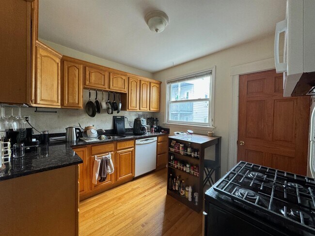 Building Photo - 33 Magnus Ave